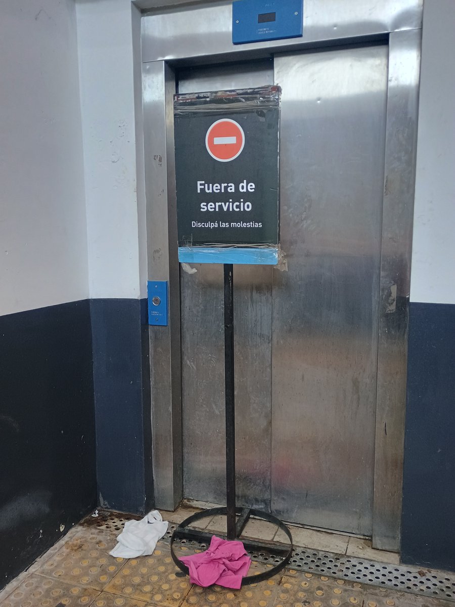 #TrenSanMartin HACE VARIAS SEMANAS QUE NO  funciona el ascensor con direc. Palermo a Retiro y Para los que bajamos en Palermo. Dificulta mucho aquellas personas con movilidad reducida <a href="/TrenesArg/">Trenes Argentinos</a> <a href="/Tren_SanMartin/">FC Gral. San Martin®</a> @FASEarg @ComunidadTren <a href="/tren_sanmartin2/">FC Gral San Martin2©</a> <a href="/CRONICAFERROVIA/">CRONICA FERROVIARIA</a> 🙏 Gracias