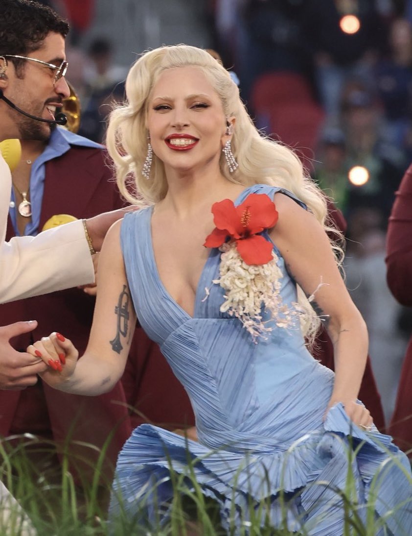 yo necesito enmarcar esta foto en algo no aguanto más cada que la veo en mi tl me quedo a admirarla😔