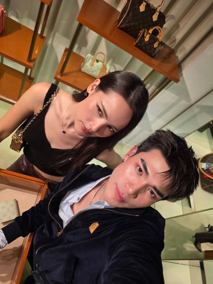 ถ่ายรูปแบบ Gen Z  ก็หนูคือน้องเล็กอะคั้บบบ🤪

LV HOTEL BKK X FOURTH
#LVMonogram130 #LouisVuitton
#LouisVuittonxFourth #Fourthnattawat