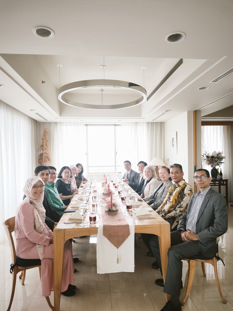 NZinASEAN's tweet photo. Gathered in great company to commemorate #WaitangiDay! H.E. Joanna Anderson welcomed the Committee of Permanent Representatives to ASEAN (CPR) and representatives for a warm lunch focused on friendship, collaboration, and shared aspirations. 🇳🇿✨

#NZASEAN

https://t.co/tyHAcioJia