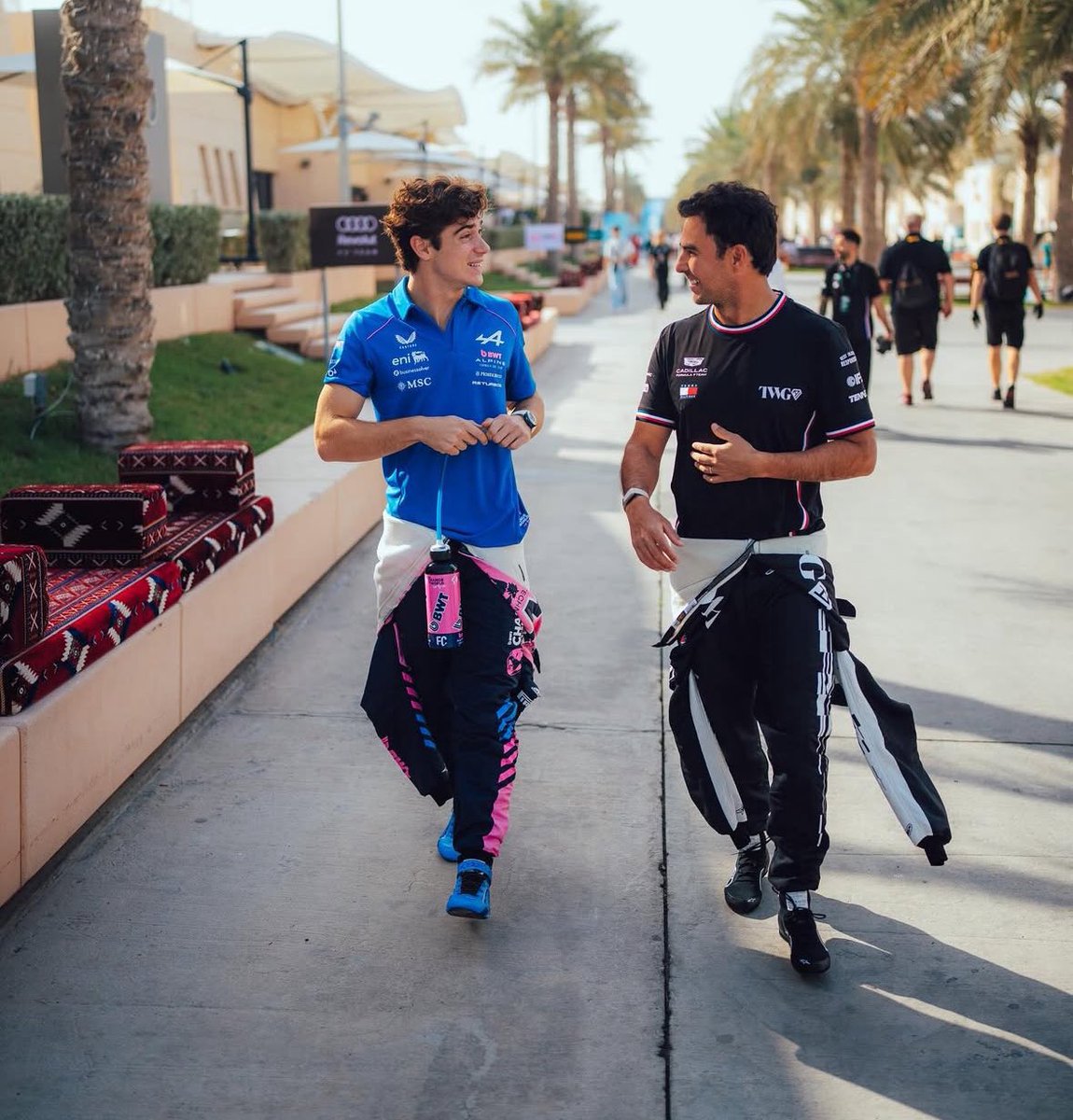 AHORA TODOS QUIEREN SER LATINOS
PERO LES FALTA SAZÓN, BATERÍA Y REGGAETON