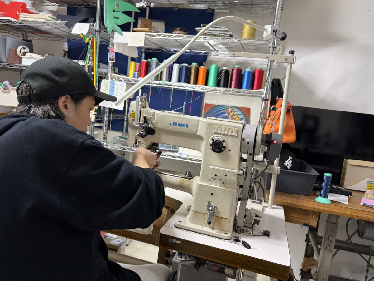 funkytequila's tweet photo. カバン職人のいとこに作ってもらった🪡✨

型取りから縫製まで全部手作業。
クオリティがレベチ🔥

好きな色は一択、青💙
愛車のボディと白シートを参考に
完全オーダーメイド。

一生モン確定💯

@onkochicin 
https://t.co/KP9tYz40w1 https://t.co/Lc8y8I91cE