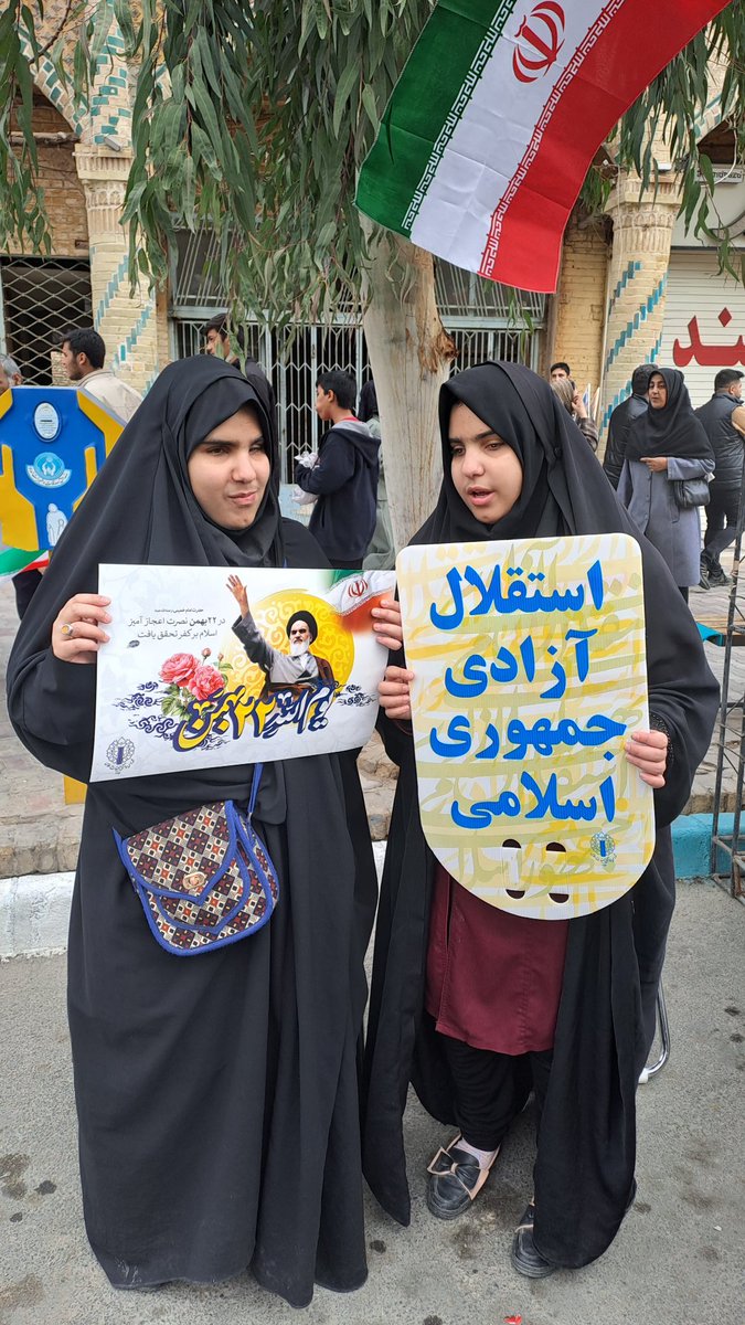 دوتا دختر روشندل داره
پسر کم بیناست
همسرش فوت شده
با سختی روزگار میگذرونه ول پای آرمانهاش موند
این انقلاب انقلاب خالصان است.
#فتح_الفتوح 
#فتح_بزرگ