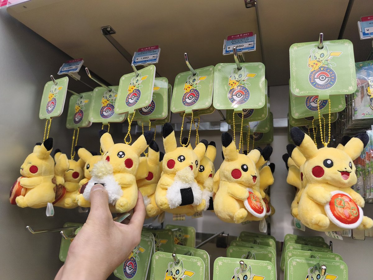 ポケモンセンターナゴヤには名古屋店限定のグッズがたくさん売ってまし 