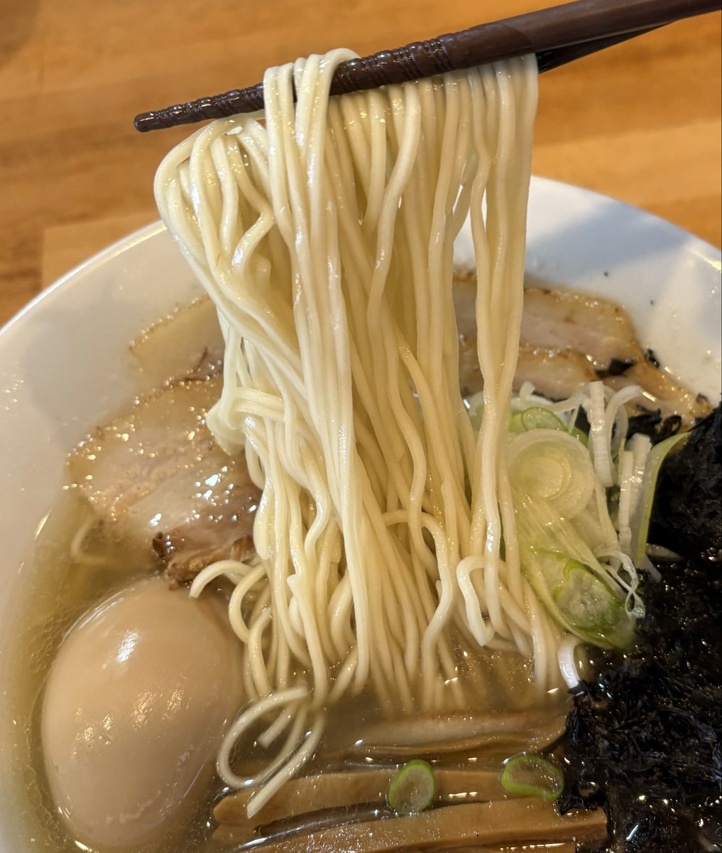 ～中華蕎麦 會～
『贅沢汐煮干しそば』
祝日の水曜日㊗️やっぱり混んでます！そんなに寒くないので外待ちでも大丈夫でした。そして、今日は汐一択です！スルスルっと細麺があっという間に完食！ご馳走様でした🙇‍♂️