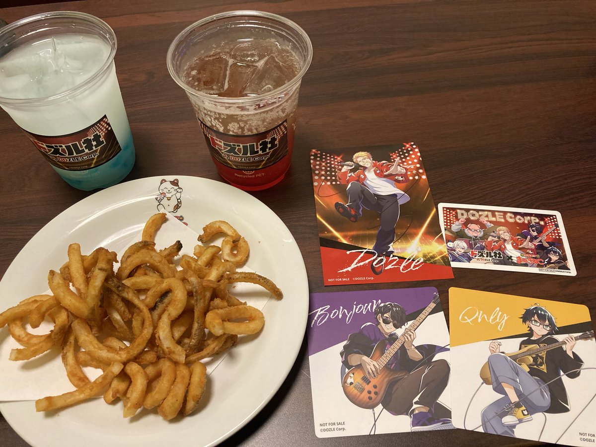 mia6558's tweet photo. ドズル社コラボのまねきねこ来た！🎤
ドリンクもフードも美味しいし、ブロマイドはめちゃめちゃかっこよくて嬉しい！😆
 #ドズル社 
 #まねきねこ https://t.co/KOO8YxHWaN