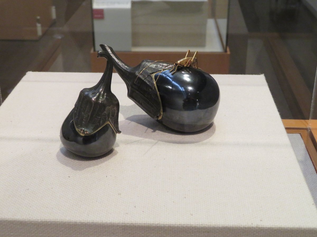 【特別展　木下コレクション　春の工芸品セレクション】
学芸員のイチオシ作品①
「茄子置物(なすおきもの)」

京野菜の賀茂茄子を題材にした作品。
作者は幕末から明治期に活躍した名工 加納夏雄。
赤銅独特の艶感が美しく、金無垢で仕立てられたキリギリスの羽や触覚のリアルさも必見です！
