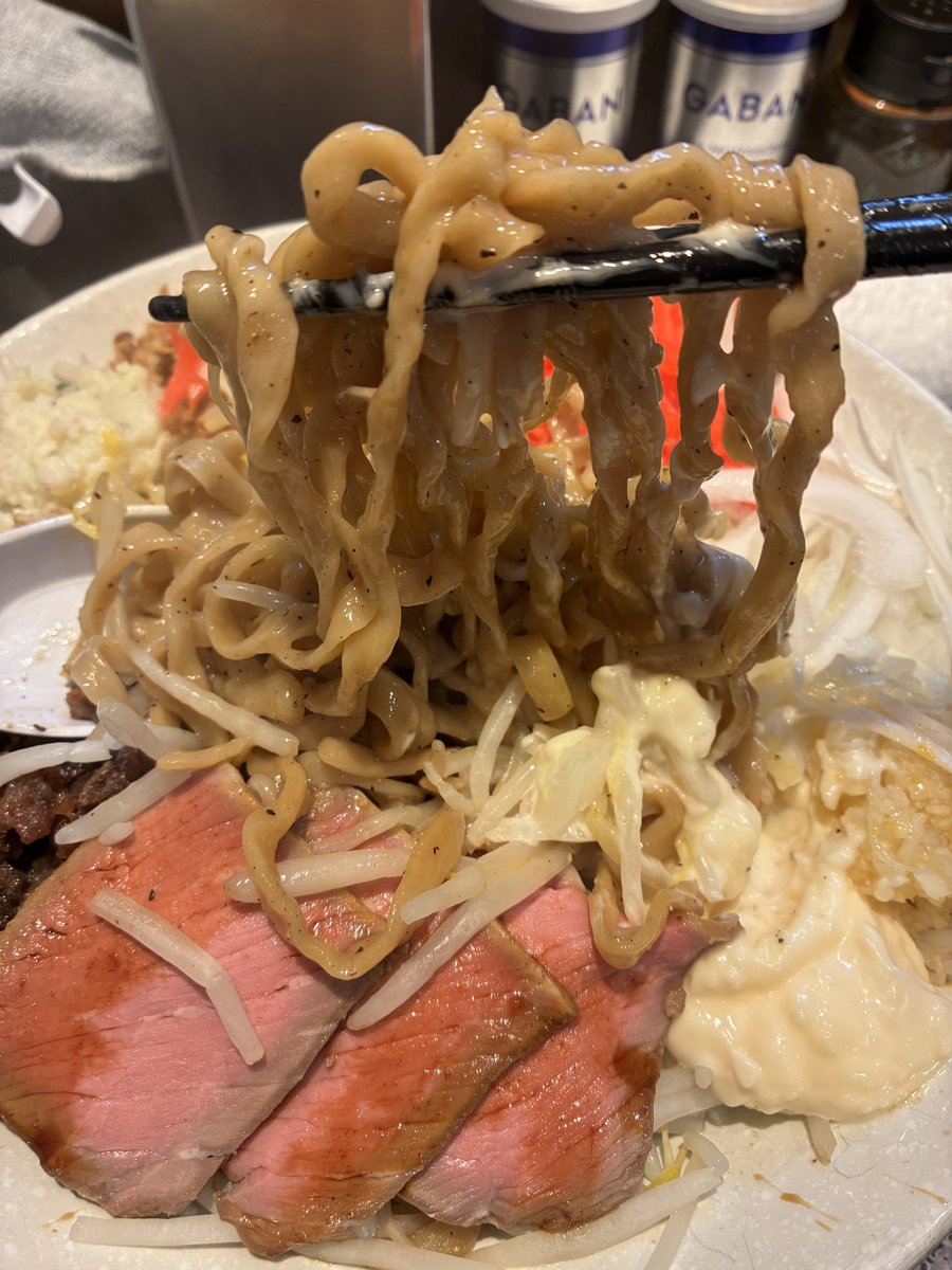 宮郎
限定ローストビーフまぜそば大盛(¥1550)
具材沢山なので麺は増せ！ローストビーフ美味かった！麺のピリ辛感も丁度良い！
昨日から殆ど食わずとは言え中盛りくらいで良かったかもしれません。
神に感謝❗️店長、かおありがとう😭