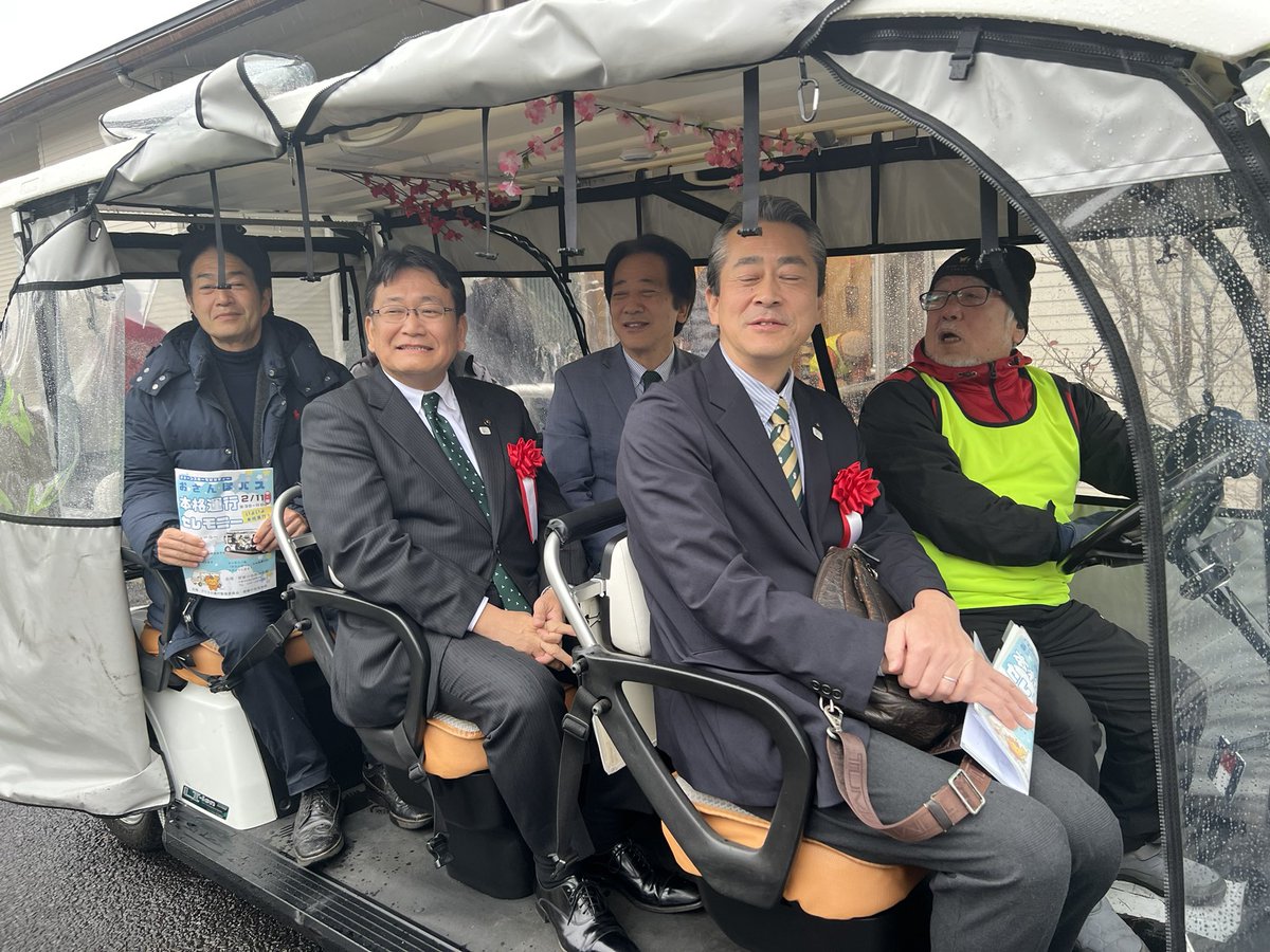都賀の台のグリーンスローモビリティが本格運行となり、本日おさんぽバスとしてスタート。神谷千葉市長も来られ、セレモニーが行われました。
ボランティアの方に支えられながら、買い物される方の利用など地域の足として活躍しています。都市部の団地の生活を支えるモデルケースだと思います。