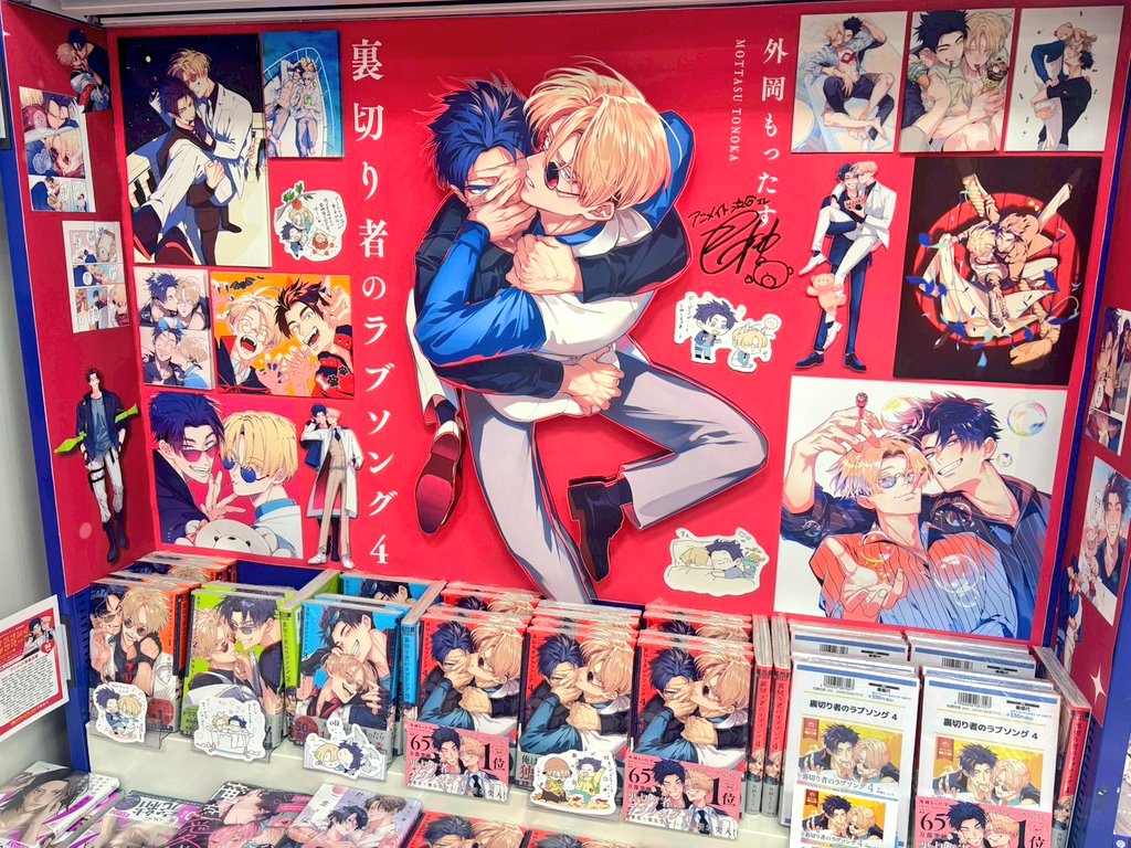 tonoka_mo's tweet photo. 【裏ラブ書店巡り③】
アニメイト渋谷さんにもお邪魔しました！！
①〜④巻の見どころシーン集めためっっっちゃ素敵な壁や装飾を作成頂いてました〜〜〜！😋
そこにちょこちょこ🧸や🐇描いてきたので来店された方は見つけてみてください😘💕
#裏切り者のラブソング https://t.co/z4Gg4BPeGc