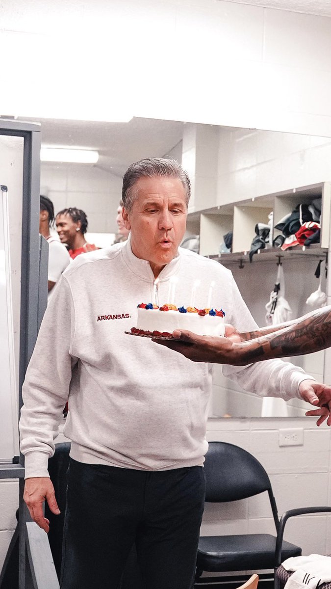 RazorbackMBB's tweet photo. BDAY DUBS 🎉 https://t.co/jkmE10Sz81