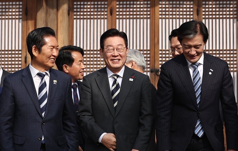 정청래
조국
김어준을
왜곡하고 의심하는 정치인을
의심해라