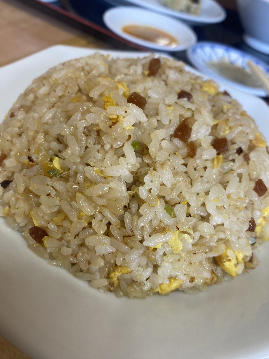 あじよし、ラーメンも餃子も美味かった。そしてチャーハンがすごく美味かった。この角切りの小さいしゃりしゃりした甘いやつなんやろ