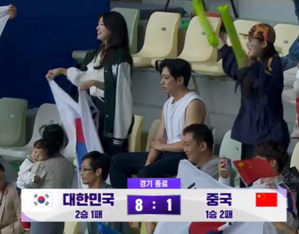 여루 이거 걍 야구 룰 이해 안가서 앉아있는건데 타이밍이 ㅅㅂㅋㅋㅋ 저 큰 태극기도 영상보면 여루가 사주고 다림질까지 싹해줌