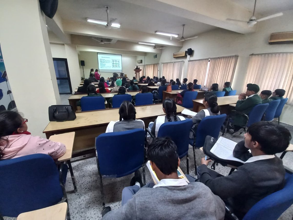 PGSC organized a workshop on natural dyes to create awareness about sustainable and environment-friendly colouring methods. The resource person Ms. Avninder Kaur  demonstrated how to extract dyes from natural materials such as turmeric, onion peels and coffee