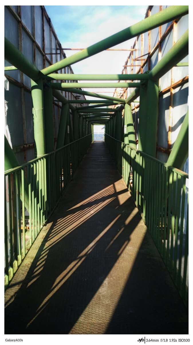22jvd22's tweet photo. #mobilephotography
#streetphotography
#Photography
#Photo
#Snapseed
#Inshot
#Bridge
#Footbridge https://t.co/65OhFQyI7y
