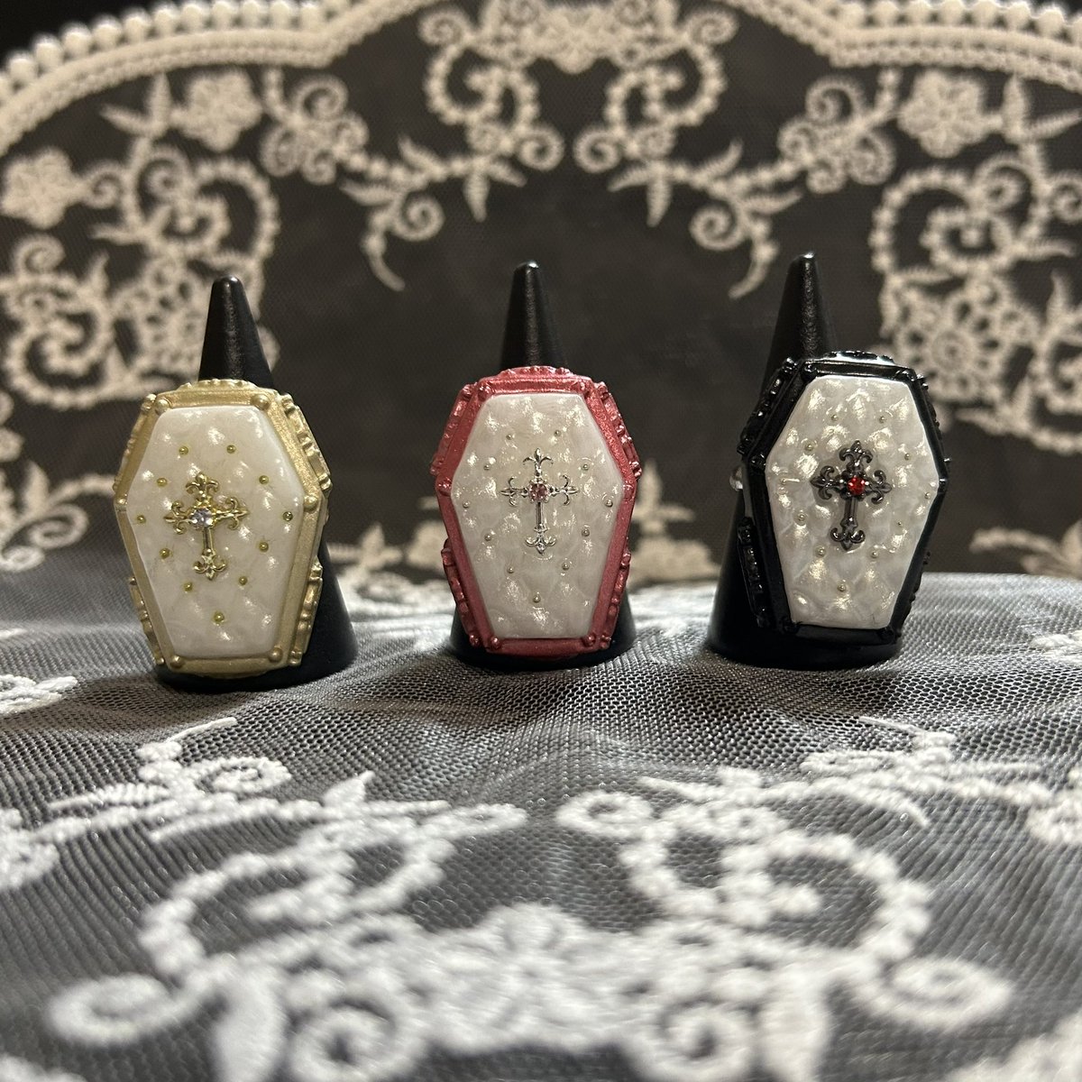 👼本日販売開始予定👼
棺桶リング＜アズラエルホワイト・ピンク＞ 
人気のアズラエルホワイトに、キュートなメタリックピンクが登場！
キルティング部はきらきらのパールホワイト。
十字架の石は優しいピンク色で、神聖ながらも愛らしい雰囲気に仕上げました。
minne.com/items/44898420