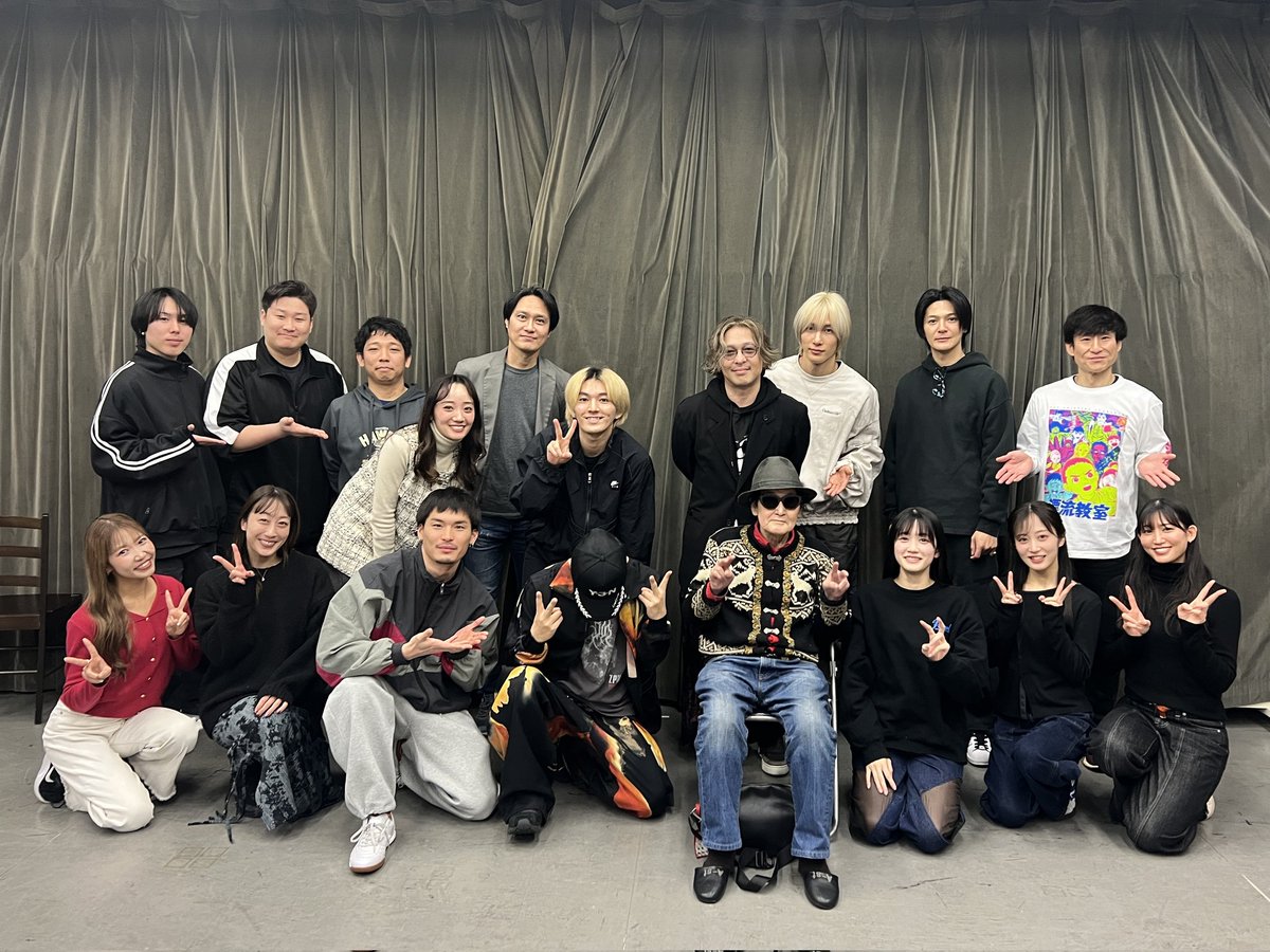 เวลางานเขาอัพรูปอะไรมา ดิฉันก็อยากจะเห็นหน้าเมนอะค่ะ แต่เมนดิฉันคือ... คือหล่อนเป็นไร จะว่าเขินหน้าสดก็ไม่น่าใช่เพราะทุกทีก็ใช่จะแต่ง ละเป็นไรรรรถถถถถถ เกือบถามละว่าเมนหายไปไหนถ้าไม่เห็นเสื้อคอนก่อนอะ ถ้านี่ไม่ใช่คนที่ใช้เสื้อคอนตัวเองคุ้มที่สุดถถถถถถถถถถ