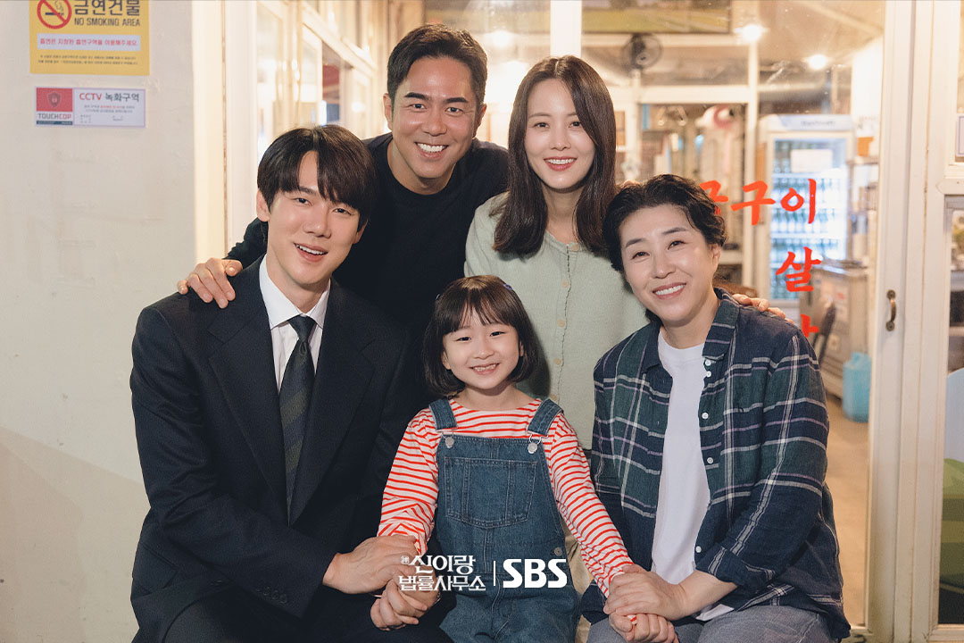 때론 유쾌하게 때론 따뜻하게  
케미 넘치는 신이랑 패밀리♥️

SBS 새 금토드라마 <신이랑 법률사무소>
☞ 3월 13일 [금] 밤 9시 50분 첫 방송

#SBS새금토드라마 #신이랑법률사무소
#PhantomLawyer #신들린판결쇼
#한풀이 #법정물 #어드벤처
#신이랑법률사무소스틸 #스틸
#유연석 #이솜 #김미경