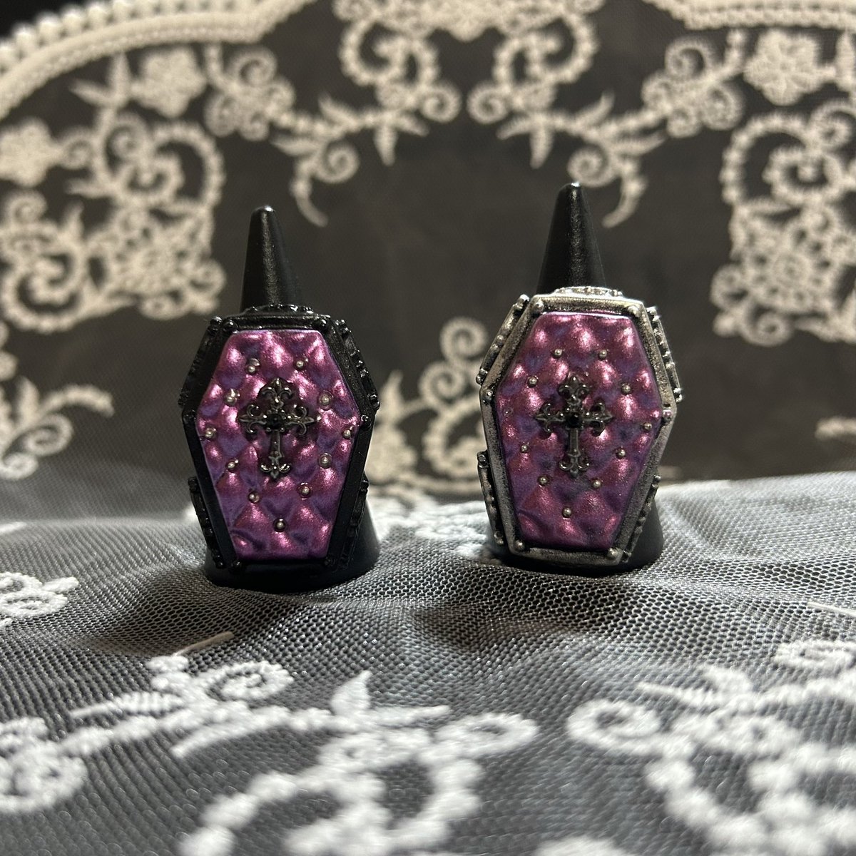 💜本日販売開始予定💜
棺桶リング＜ナイトメアパープル・黒＞ 

ナイトメアパープルに、漆黒の縁がよりゴシックさを演出する新バージョンが登場。
より深い悪夢へと貴方を誘います。

minne.com/items/44903310