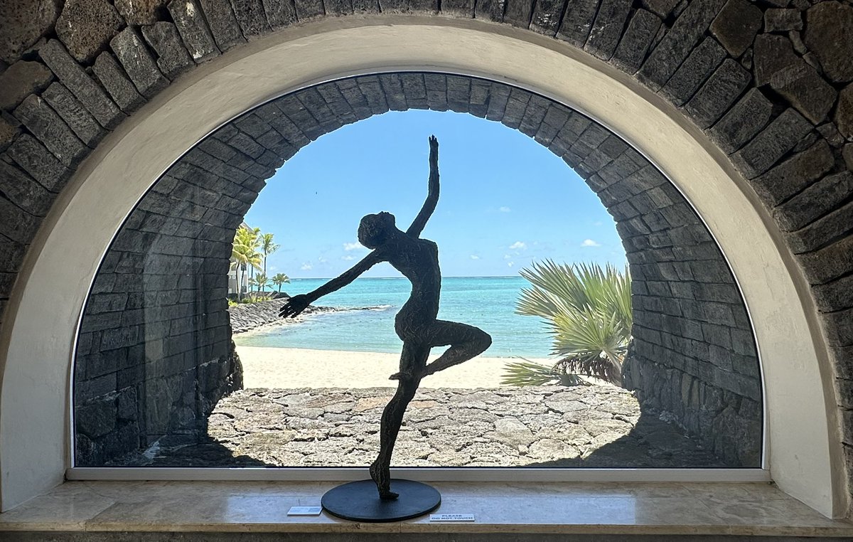 MONTAIGNE ve SPİNOZA 

Montaigne ile Spinoza, felsefeyi soyut bir sistemden çok yaşamı düzenleme sanatı olarak görmeleri bakımından ortak bir zeminde buluşuyorlar. Her ikisi de insanın korkularını, özellikle ölüm korkusunu ve tutkuların yarattığı savrulmaları azaltmayı hedefler;