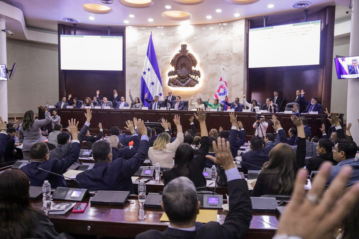hn_congreso's tweet photo. ✅Por unanimidad, el #CongresoNacional aprobó la Ley Especial de Emergencia Vial.

✔ Bacheo provisional inmediato
✔ Dragado
✔ Construcción y ampliación de puentes
✔ Maquinaria para 100 alcaldías (1 etapa)

“Es un respaldo total a todos los municipios de 🇭🇳”: @TommyZambranoM https://t.co/tNltsnF0YA