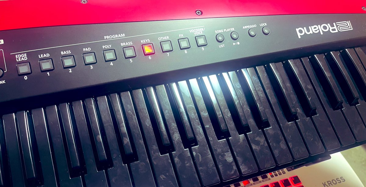 hamm_666's tweet photo. JUNO106、D-50、D-70、JD800
色々と愛用しましたが今はこれ
ショルダーキーボードのくせにデカくて重くて場所を取るから普通のマスターキーボードにしています
#AXedge
#みんなのRoland https://t.co/H0zC9mD5o5