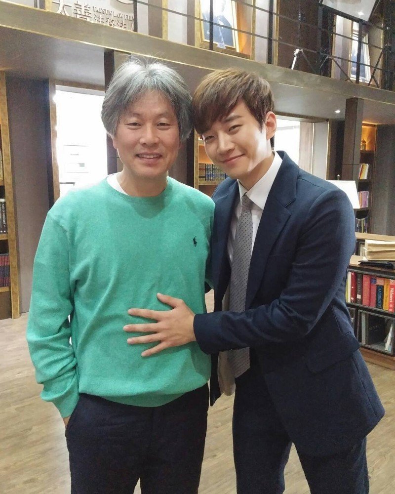 호시탐탐 아저씨의 배를 노리는