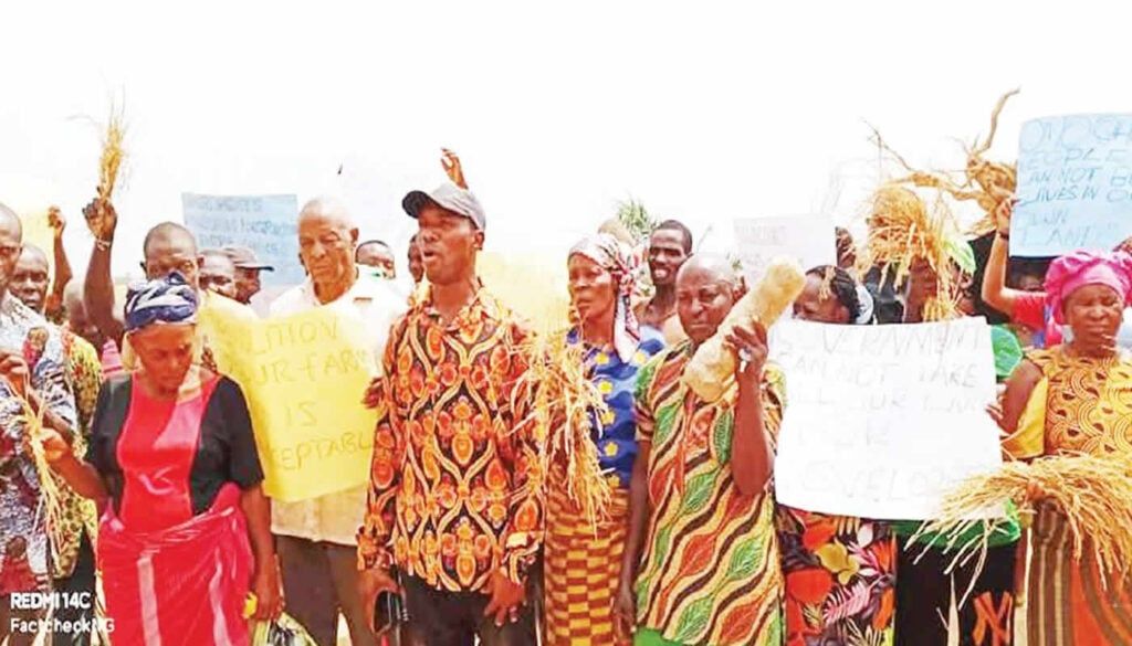 𝗔𝗻𝗮𝗺𝗯𝗿𝗮 𝗿𝗲𝘀𝗶𝗱𝗲𝗻𝘁𝘀 𝗰𝗼𝘂𝗻𝘁 𝗹𝗼𝘀𝘀𝗲𝘀 𝗮𝘀 𝗮𝗶𝗿𝗽𝗼𝗿𝘁 𝘄𝗼𝗿𝗸 𝗯𝗲𝗴𝗶𝗻𝘀

𝗥𝗲𝗮𝗱 𝗠𝗼𝗿𝗲: punchng.com/anambra-reside…