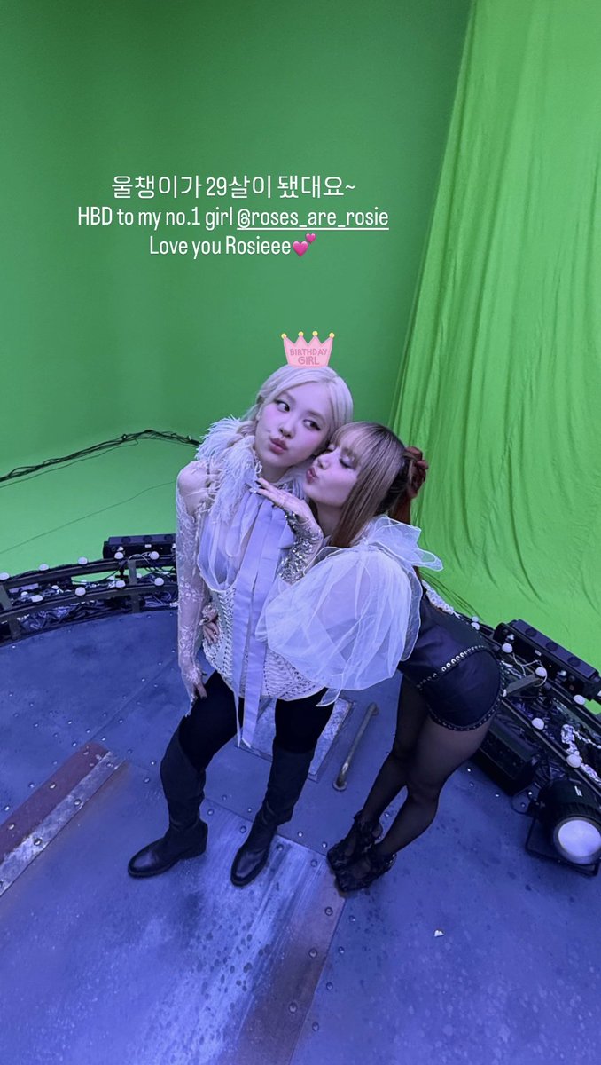 🐱 lalalalisa_m story: 

“Nossa Chaeng fez 29 anos~
Feliz aniversário para a minha garota nº 1 @.roses_are_rosie
Te amo, Rosieee 💕”

#LISA #ROSÉ #BLACKPINK