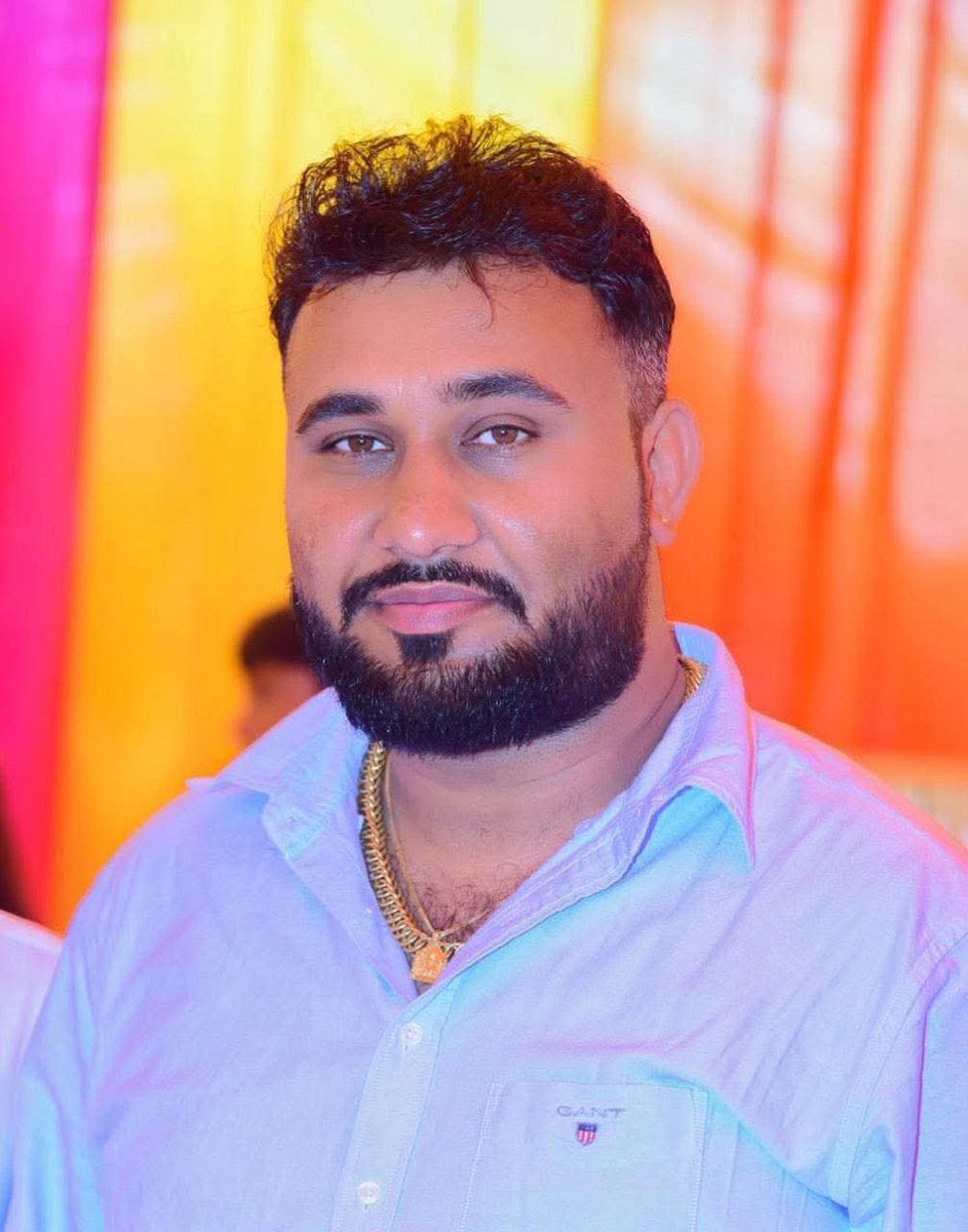 विरधाराम सियोल..!!

बाड़मेर के गाला बेरी गांव की उस कच्ची पगडंडी से निकला एक लड़का जिसके हाथों में कभी खिलौने नहीं आइसक्रीम का ठेला था..!!

जिस उम्र में सपने देखे जाते हैं उस उम्र में उसने जिम्मेदारियाँ ढोईं।

दादाजी के साथ सुबह-सुबह दूध बेचते हुए उसने अपनी माँ की आँखों में