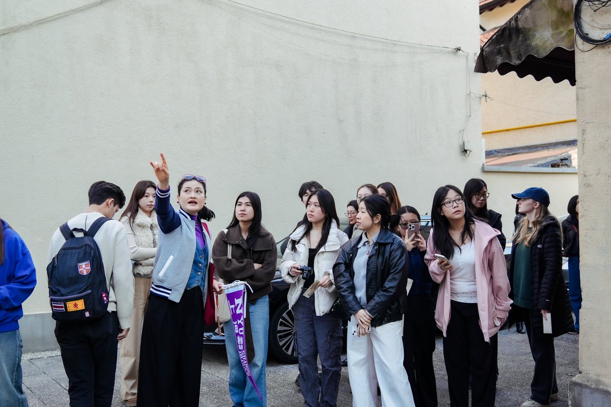 nyushanghai's tweet image. At NYU Shanghai, language learning happens through exploring the city and connecting with Shanghai history.
Professor Beilei Gu led students from her Shanghai Architecture for Chinese Language Learners course through neighborhoods connected to the former residences and visits of…