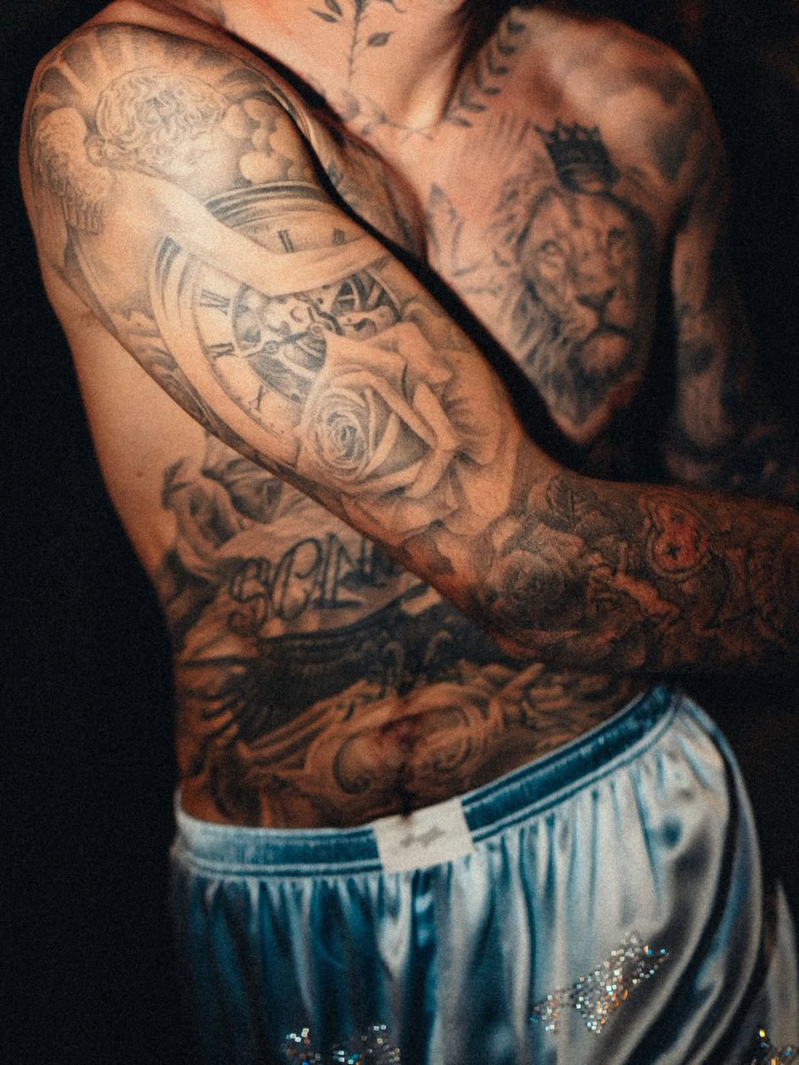 JustinsTourNews's tweet image. New photos of Justin Bieber at the #GRAMMYs.