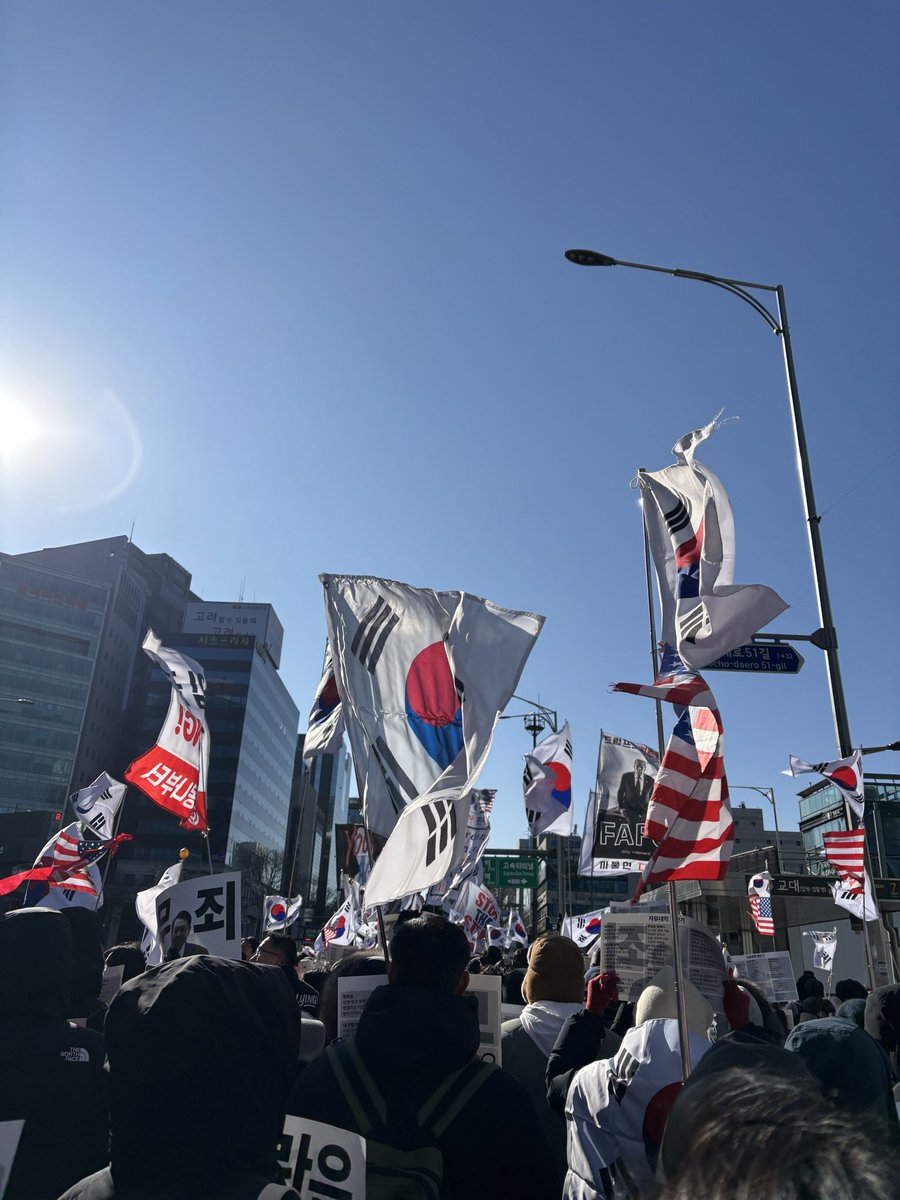 각 계정별로 추구하시는 방향이 있으실겁니다.

저도 본계 운영 시

처음 본격적으로 활동하는 엑스이다보니

집회 및 행진 공유 외

극좌 공격(강한 발언)을 했었는데

결과적으로

극좌 유저들은 교화의 대상이 아니었습니다.

게다가 공격으로 인해 신고 누적으로

노출수 제한, 자동 로그 아웃