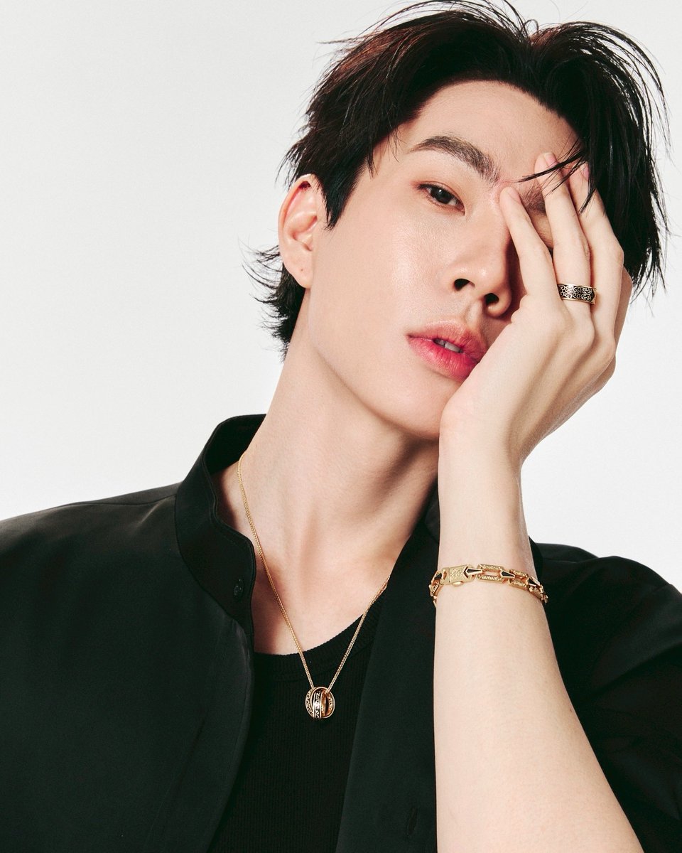 ออฟ-จุมพล (<a href="/off_tumcial/">เริ่มต้นทำให้เกิดเป็นรูปเป็นร่าง</a>) ร่วมถ่ายทอดความหรูหราผ่านเครื่องประดับชั้นสูงจากจีน และฉลองการเปิดบูติคใหม่ของ Chow Tai Fook ผ่านคอลเลกชัน HUÁ  

Discover more at 1st Floor, Siam Paragon  

#ChowTaiFook #ChowTaiFookThailand #OffJumpol #ออฟจุมพล #SiamParagon