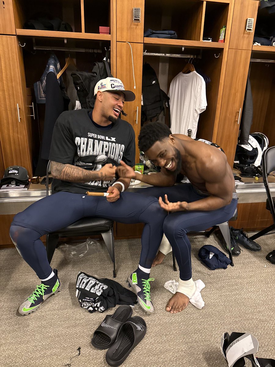 MandiblePatella's tweet image. Here’s JSN smoking a cigar in front of his locker. 😂😂