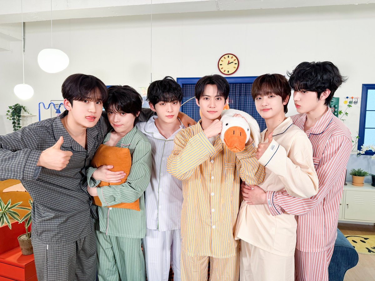 [📸] [달나라🌙] 파자마와 함께하는 신년파티 

루네이트와 러베이트의 2026년 모든 목표와 
소원들이 이루어지길 바랍니다! ‧₊˚✩彡

#루네이트 #LUN8