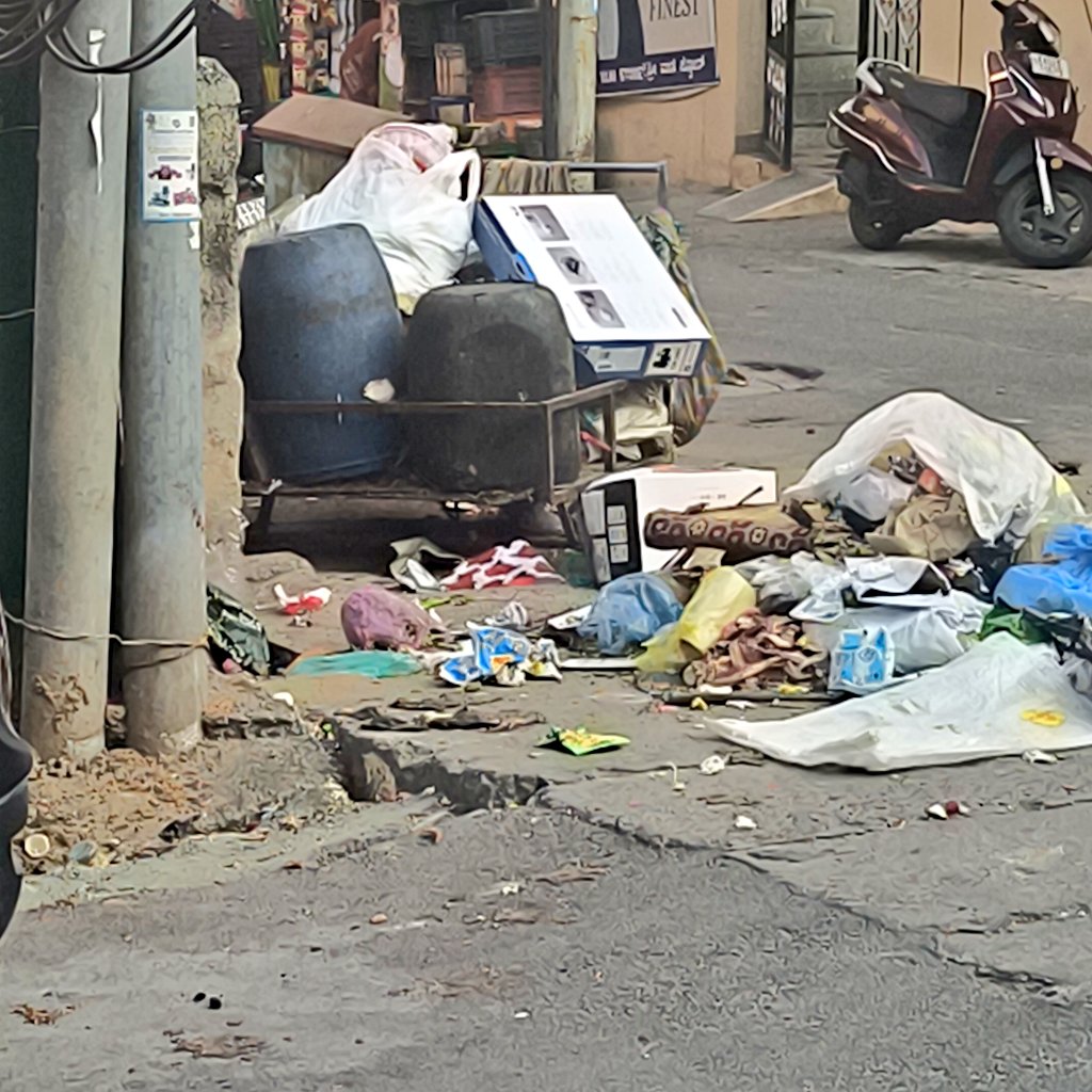 sunilmkbengluru's tweet photo. @GBA_office Whom to complain against if the pourakarmikas themselves are dumping garbage and not clearing it for weeks together? This is in Vijayanagara https://t.co/bAbwIuxktM