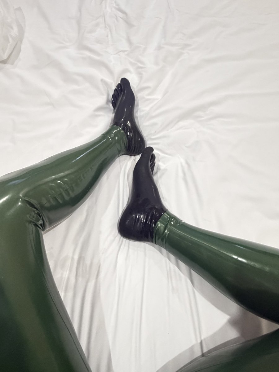 Rubber_bbbb's tweet photo. 感觉这个绿色不是我想要的那种暗绿色啊啊啊啊
#rubber https://t.co/PQkBUjPurD