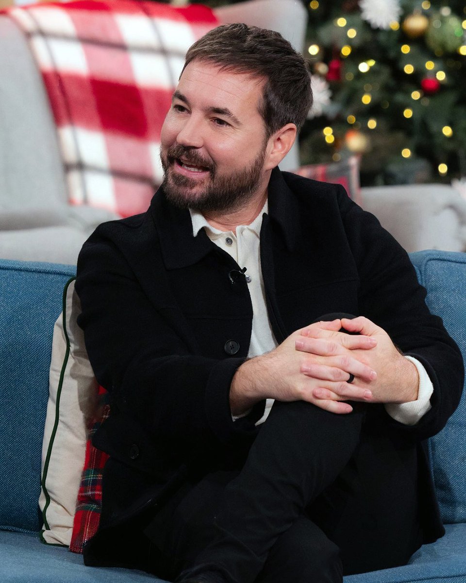 PIC OF THE DAY
Mixing it up with a lovely cream polo shirt, Martin looked great in this black outfit for his appearance on 'This Morning' ☺️

Is it just me or does a back outfit make his hair and beard look darker?🤔

~ December 2025
📸 : ITV

#MartinCompston <a href="/martin_compston/">martin compston</a>