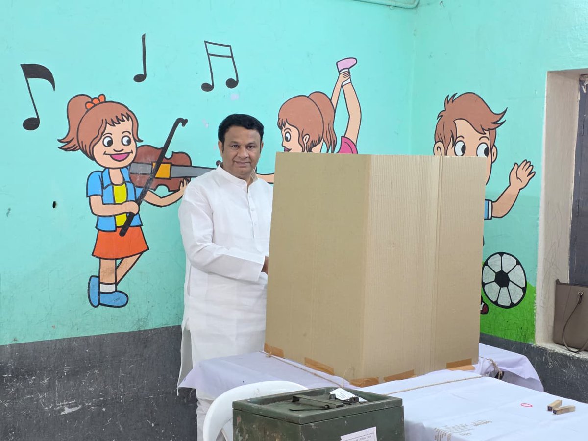 నిజామాబాద్ మున్సిపల్ ఎన్నికలలో 19వ డివిజన్ లో శ్రీ చైతన్య స్కూల్ పోలింగ్ స్టేషన్ లో ఓటు హక్కు వినియోగించుకున్న నిజామాబాద్ అర్బన్ మాజీ ఎమ్మెల్యే గణేష్ బిగాల గారు.