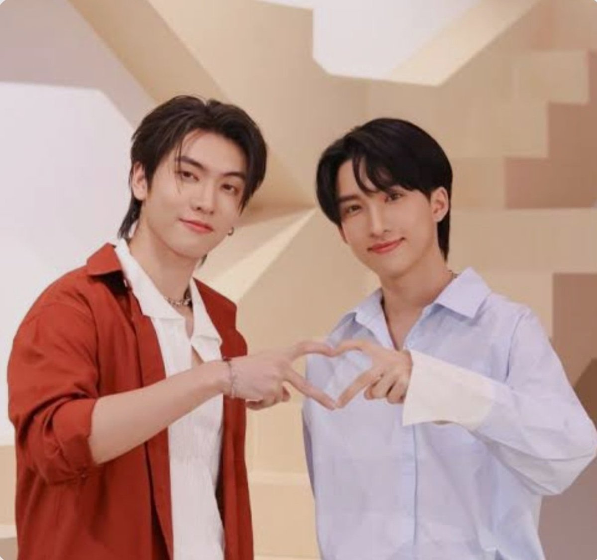 พวกเรานี้ก็เดินทางกันเก่งอยู่นะ4ปีแล้วอยู่เดินกันไปอีกหลายๆสิบปีเลยนะ นั่งรถเข็นถือไม้เท้าก็ช่วยๆกันพยุงกันเดินต่อไปข้างๆบอสอึลเน้อ
BOSSNOEUL 4EVER
#BN4thAnniversary