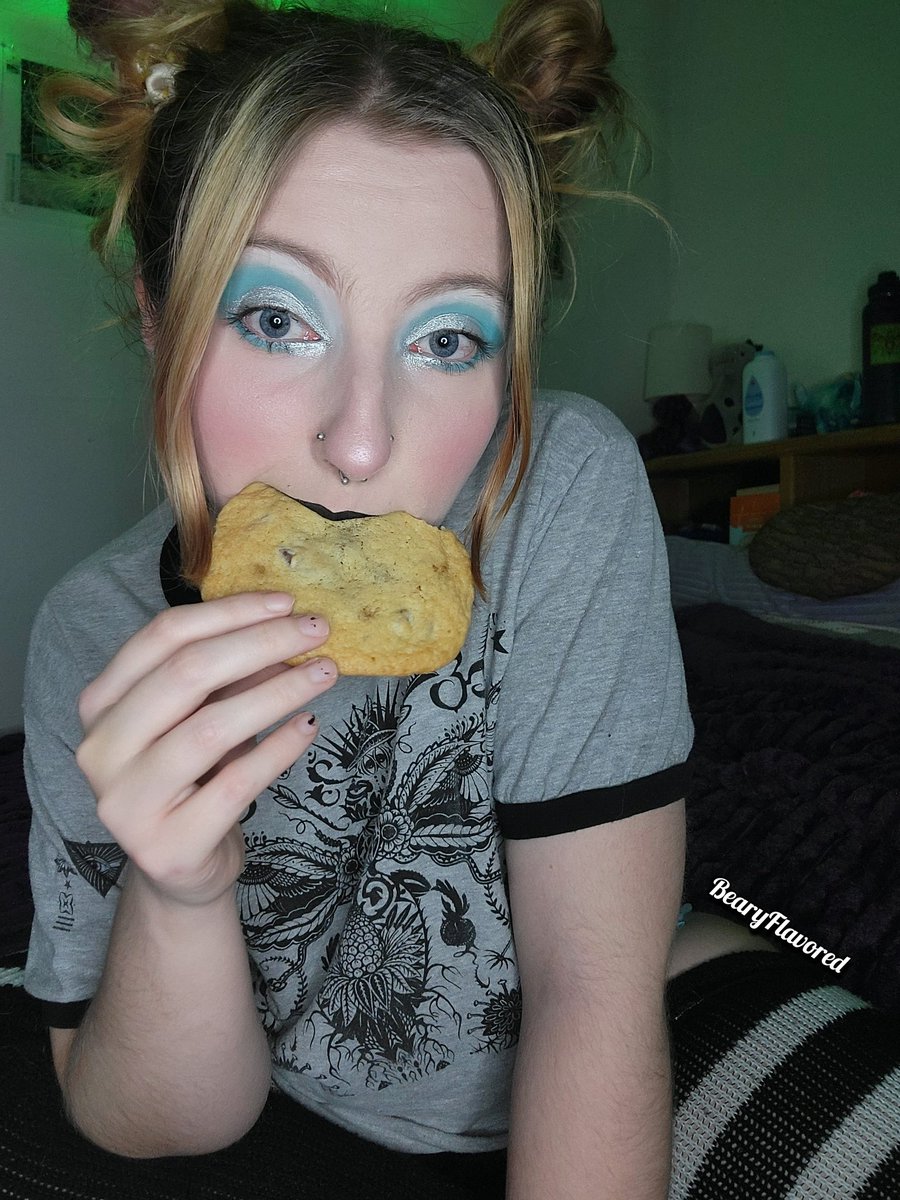 BearyFlavored's tweet photo. I brought you a cookie! But I eated half of it 🤭 can I make it up to you?
#abdl #adultbaby #diaperlover #diapergirl #adultbabydiaperlover #kink #fetish #bdsm #jff #sellingcontent

https://t.co/Jtf0nSHRRN https://t.co/EtPRAMCckE