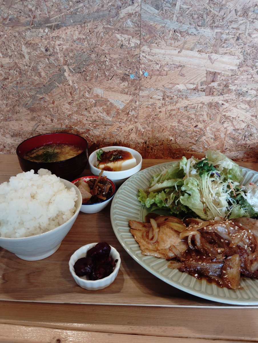 kuppie001206's tweet photo. 祝日営業の有り難いサポートショップに初詣。
mon’s cafeでは色々話が弾んだり、チャントを歌ったり、楽しい時間を過ごしました。詳細はInstagramで…。
「世良選手、きっと喜んだと思うよ」と仰いました。そうだといいなと…。
#スイートルームカワシマ
#monscafe https://t.co/dbL1Dn5Qfe