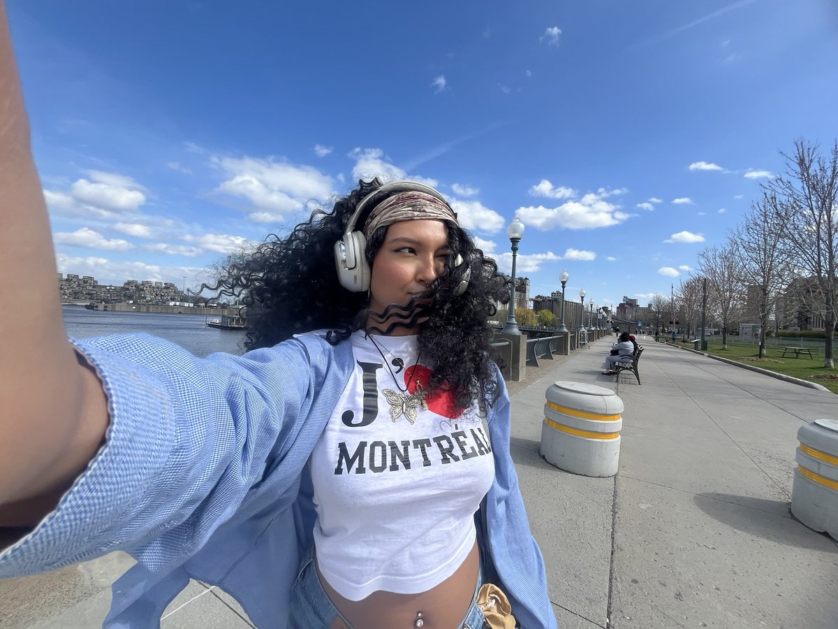 luv2themoon's tweet photo. y’all know i’m Montréal down https://t.co/uMs2HHzAoE