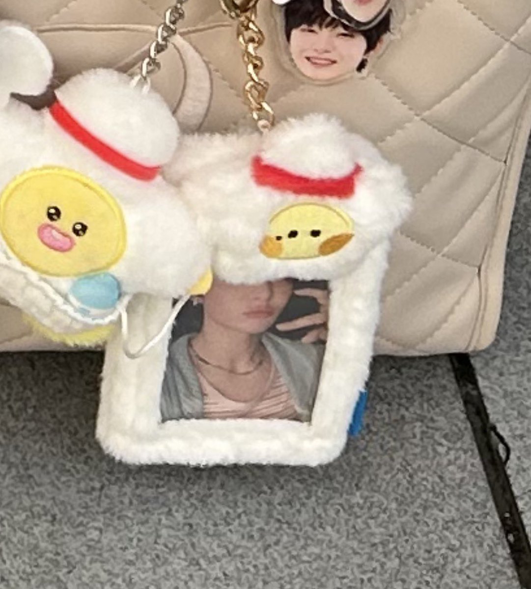 京セラ TREASURE パルツ 落し物 

このトレカケースのチェーンより下を京セラドーム場外で落としてしまったのですが見かけた方いらっしゃいましたら連絡していただけますと幸いです😭😭😭とれラッキーカードがはいっているものです😭😭😭