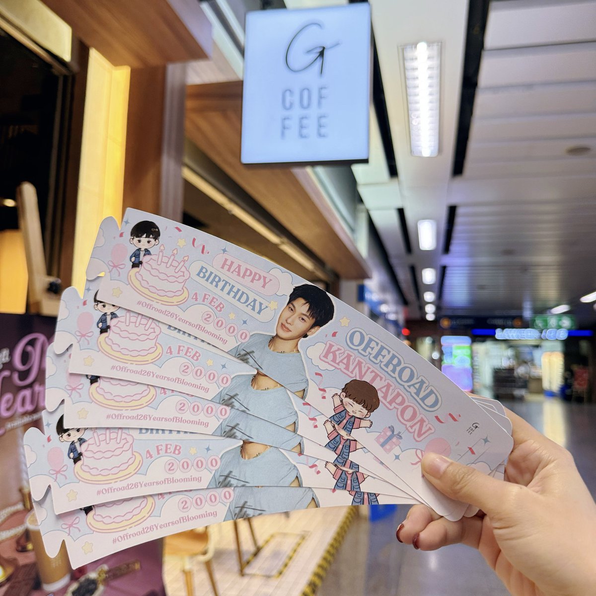 gcoffeebkk's tweet photo. ✨สดใสกับวันเกิดของออฟโรด (กันตภณ จินดาทวีผล) 🎂💖
 มาเติมรอยยิ้มกับเครื่องดื่มแสนอร่อยไปด้วยกัน ☕️
🥤เพียงสั่งเครื่องดื่มขนาด 22 oz.
สอบถามรายระเอียดเพิ่มเติม : @gcoffeebkk

#Offroad26YearsofBlooming #Offroad 
#GCoffee #กาแฟของคนmrt #HaveaGday 
#JourneyofHappiness  #MRT https://t.co/0GxsArB27E