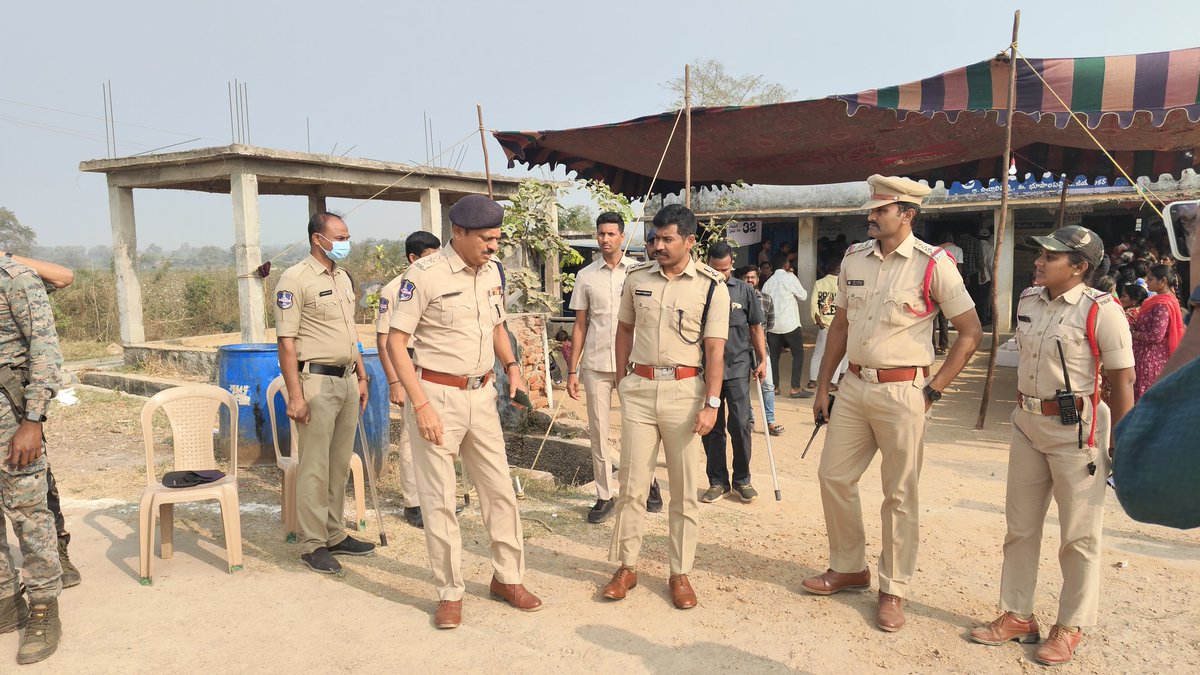 spbhoopalpalli's tweet image. #Municipal elections began peacefully.#Visited polling stations at Khasimpalli (Wards 12 &amp;amp; 13) and Singareni School,Krishna Colony, and reviewed security. Tight security and continuous monitoring are in place at #sensitive booths. Voters are advised to vote freely without fear.