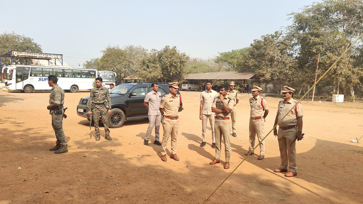 spbhoopalpalli's tweet image. #Municipal elections began peacefully.#Visited polling stations at Khasimpalli (Wards 12 &amp;amp; 13) and Singareni School,Krishna Colony, and reviewed security. Tight security and continuous monitoring are in place at #sensitive booths. Voters are advised to vote freely without fear.
