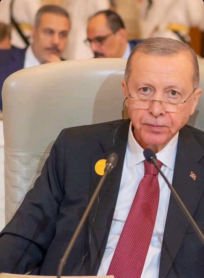 Erdogan049's tweet photo. الرئيس الذي يناضل من أجل وطن حر
لا من أجل منصب ولا السلطة ولا من أجل مصلحته الشخصية
يضع الوطن والمواطن فوق كل اعتبار
📌بينما نرى بعض الرؤساء يضعون مصلحتهم الشخصية الأولى
@RTErdogan 
@rterdogan_ar https://t.co/lspD2HXa65